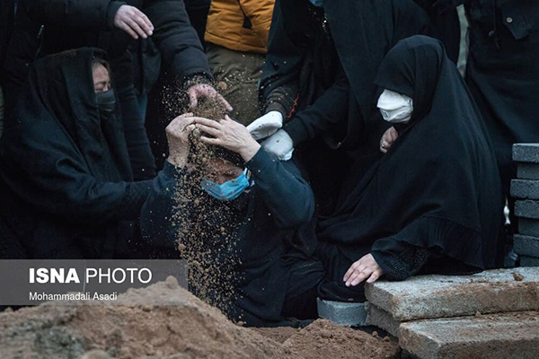 تصویر دردناک از مادر علی انصاریان بر سر مزار وی
