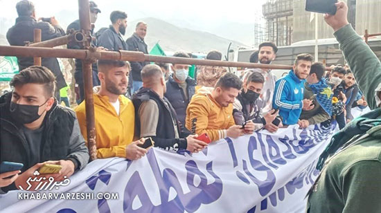 درگیری لفظی هواداران استقلال و آلومینیوم مقابل هتل!