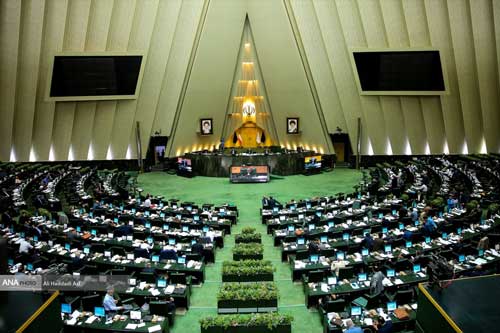 شعرخوانی کنایه&zwnj;آمیز خطاب به روحانی در مجلس