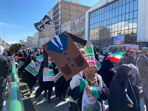 ماکت محمدرضا پهلوی در راهپیمایی ۲۲بهمن