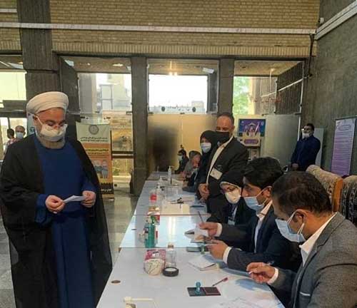 حسن روحانی رای خود را به صندوق انداخت