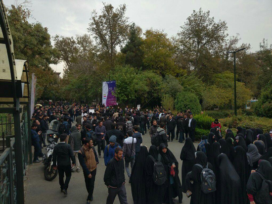 تجمع اعتراضی دانشجویانِ دانشگاه تهران واکنش دانشجویان دانشگاه تهران به گرانی بنزین