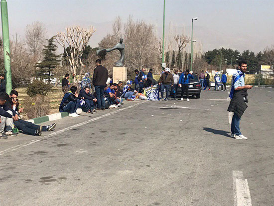 حضور هواداران استقلال مقابل ورزشگاه آزادی حضور هواداران استقلال مقابل ورزشگاه آزادی