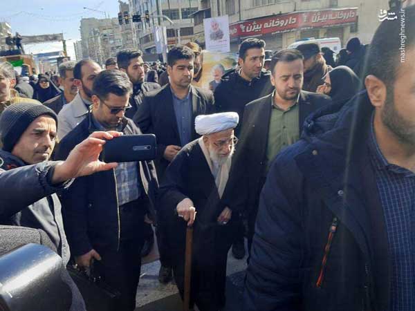 سلفی با آیت&zwnj;الله جنتی در راهپیمایی