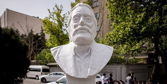 سردیس مشایخی دیپورت شد و به کارگاه بازگشت سردیس مرحوم مشایخی به کارگاه بازگشت