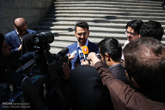 آذری جهرمی: اینستاگرام فیلتر نمیشود آذری جهرمی: اینستاگرام فیلتر نمیشود