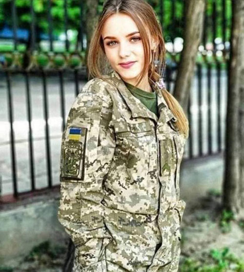 اولین خلبان زن اوکراینی قربانی آتش جنگ شد اولین زن خلبان هواپیمای جنگنده اوکراینی درگذشت
