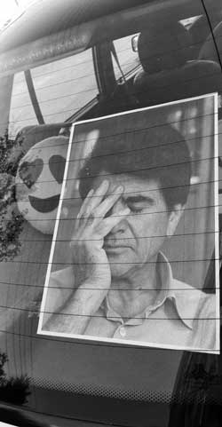 پویش مردمی برای نصب عکس شجریان در خودرو