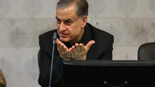هنر روحانی سِتکردن رنگ ریش و لباسش است! هنر روحانی ست کردن رنگ ریش و لباسش است!