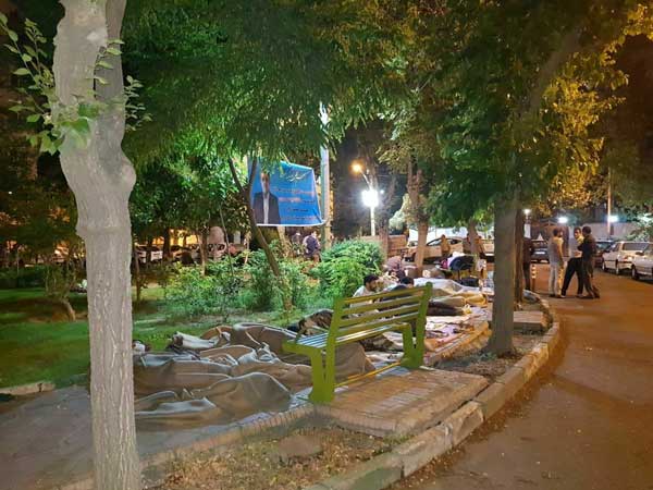 پارکخوابیِ شبانه برای دیدار با احمدینژاد! پارکخوابیِ شبانه برای دیدار با احمدینژاد!