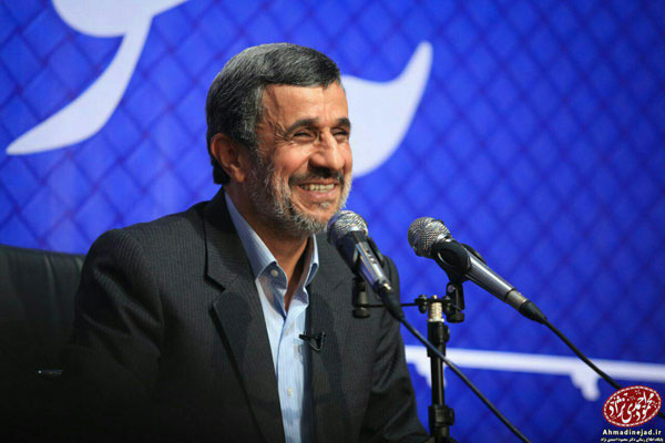 احمدینژاد، کُت حمید بقایی را بر تن کرد احمدینژاد، کُت حمید بقایی را بر تن کرد