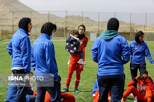 تصویر جالب و دیدنی از حاشیه فوتبال بانوان تصویر جالب از فوتبال بانوان ایران