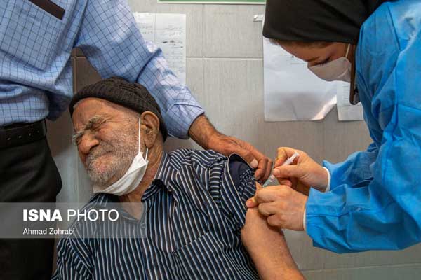 صحبت با موبایل هنگام تزریق واکسن سوژه شد