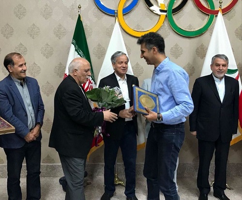 طعنه تلخ فردوسیپور به فروختن دکور برنامه نود طعنه تلخ فردوسیپور به فروختن دکور برنامه نود