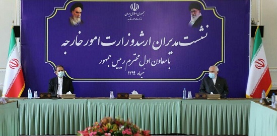 ظریف: با کشیدن عکس مار، جامعه را تهییج میکنند ظریف: باید مقابل دوستان هم از خود دفاع کنیم!