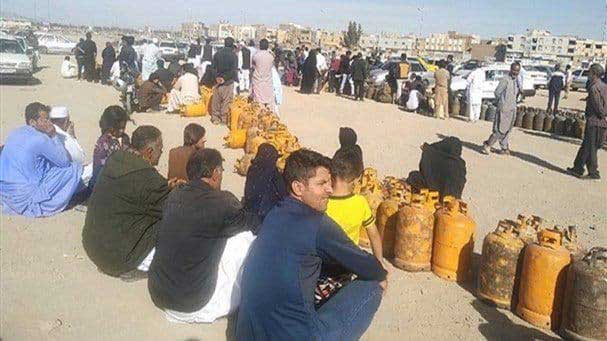 تصویری از صف خرید گاز در سیستان و بلوچستان!