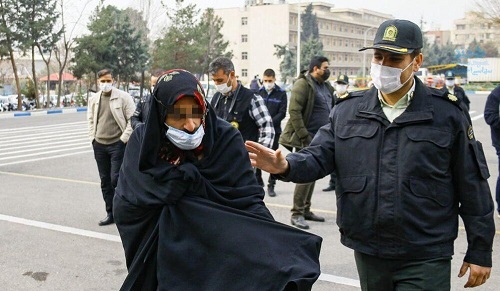 یکی از اوباش تهران زیر چادر زنانه بازداشت شد خفتگیری یک سبیل کلفت با چادر!