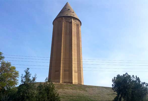 علفهای هرز برج قابوس را تهدید میکند علفهای هرز برج قابوس را تهدید میکند