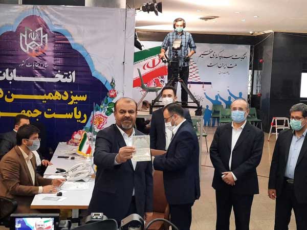رستم قاسمی با گل قرمز رسما کاندیدا شد وزیر نفت دولت دهم در انتخابات ثبتنام کرد