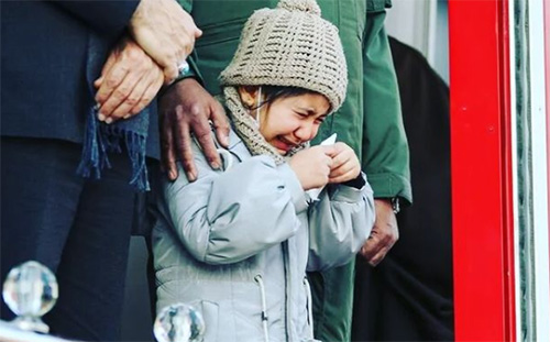 وداع دردناک دختر خلبان شهید با پیکر پدرش وداع دردناک دختر خلبان شهید با پیکر پدرش