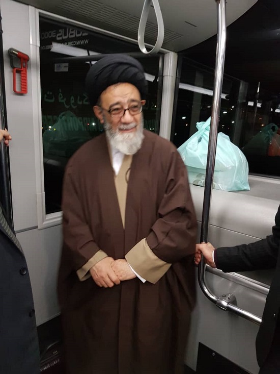 امام جمعه تبریز هستند، بدون محافظ در فرودگاه امام جمعه تبریز هستند، بدون محافظ در فرودگاه