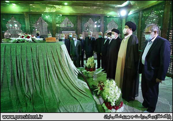 تصاویری از حضور رئیسی و وزرا در حرم امام حضور رئیسی و وزرا در مرقد امام