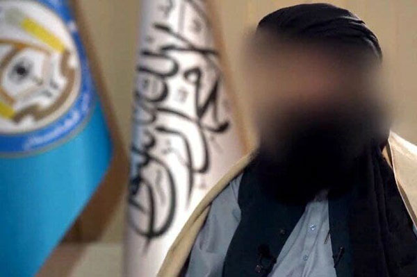 اقدام عجیب وزیر کشور طالبان حین مصاحبه اقدام عجیب وزیر کشور طالبان حین مصاحبه