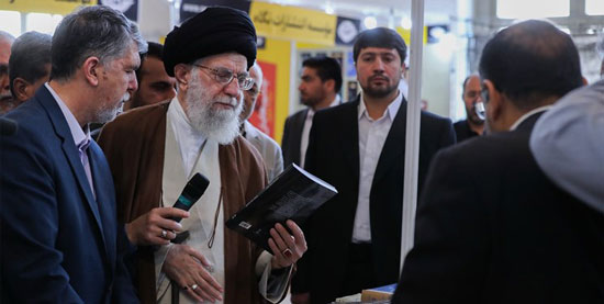 رهبر انقلاب: وزرای فرهنگ و صنعت مسأله کاغذ را حل کنند