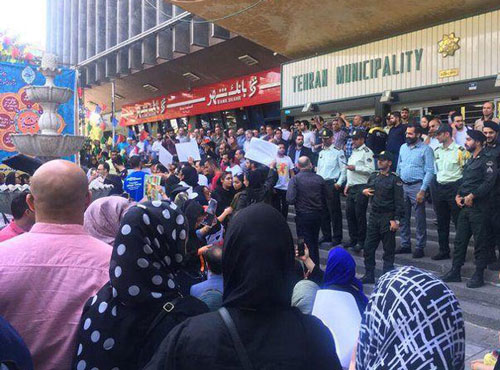 بازداشت برخی تجمعکنندگان مقابل شهرداری تهران بازداشت برخی تجمعکنندگان مقابل شهرداری تهران
