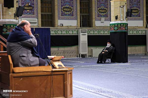 عزاداریِ متفاوت رهبر انقلاب در حسینیه امام عزاداری تک نفره رهبر انقلاب در حسینیه امام